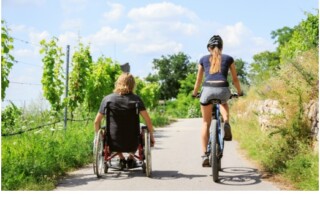 Invalidní vozík jako pomůcka, nikoliv překážka Invalidní vozík jako pomůcka, nikoliv překážka